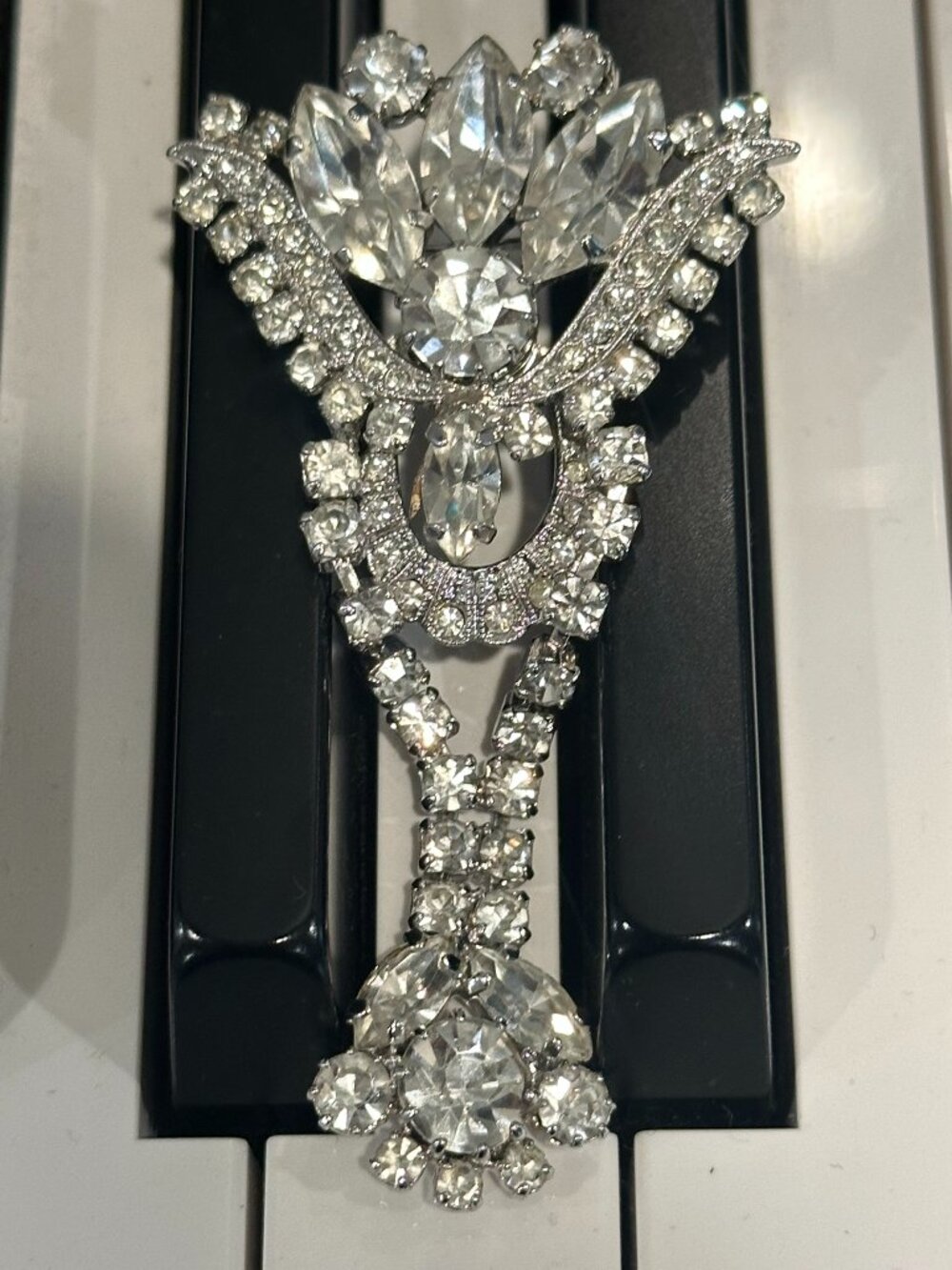ELEGANT VINTAGE 90's CLEAR RHINESTONE DANGLE BROOCH PIN